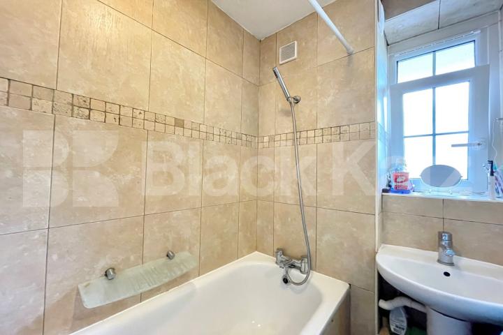 Superbly located to either London Bridge or Borough  Long Lane , Borough / London Bridge